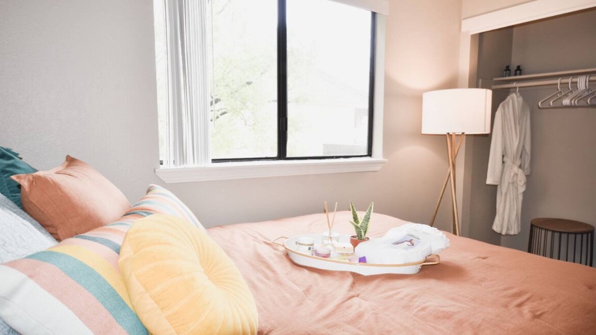 Sacramento Apartment | Colorful & Cozy King & Queen Suite