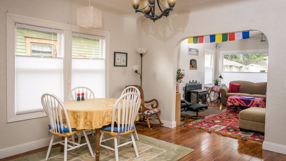 Burbank Gardens Neighborhood Association House | Colorful home & beautiful garden, ten minute walk to downtown