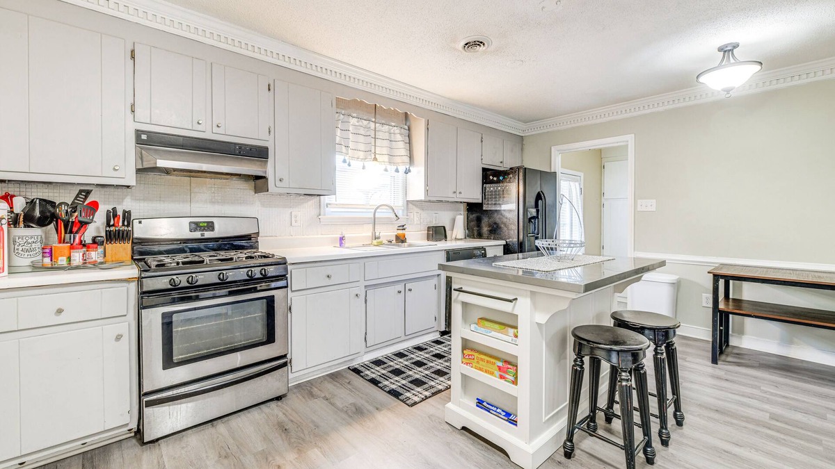 Hopewell House | Colorful Hopewell Home ~ 5 Mi to the James River!
