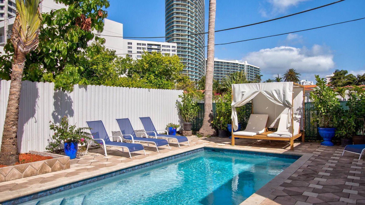 West Avenue Villa | COLORS THE BEST VACATION RENTAL ON THE BEACH!