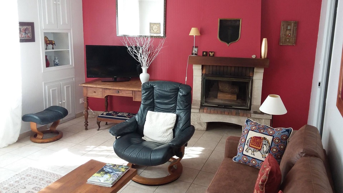 Le Vigeant House | Colourful well equipped 2-Bed House in Le Vigeant