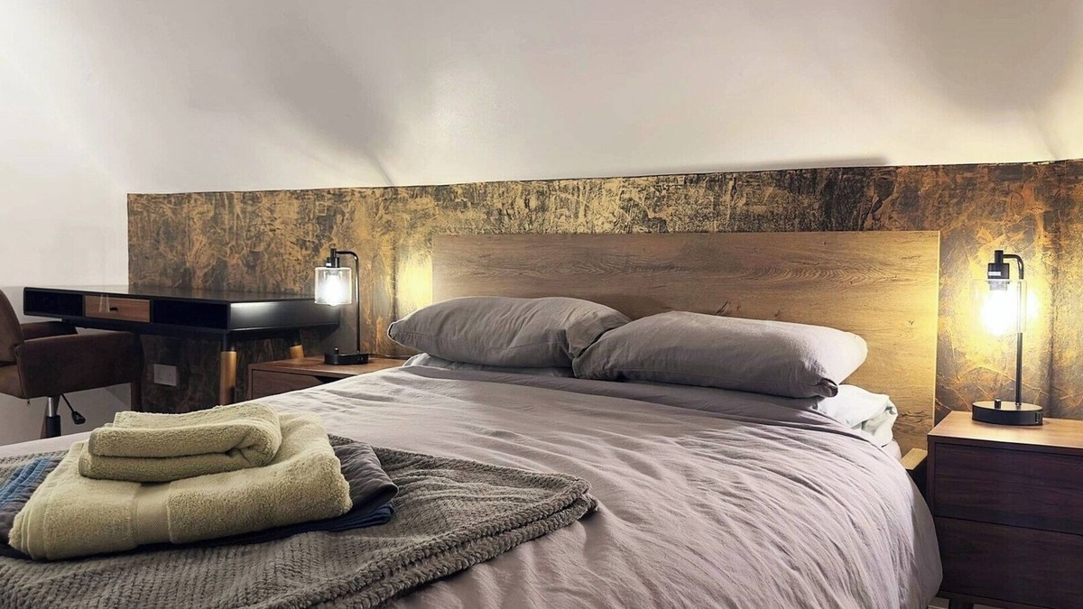 Edgware Apartment | Columbia Ave: 3 bedroom Artistic and Modern Retreat