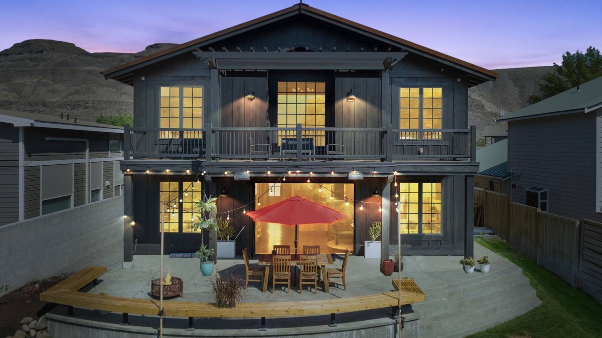 Sunland Estates House | Columbia river waterfront in Sunland minutes from the Gorge Amphitheatre.