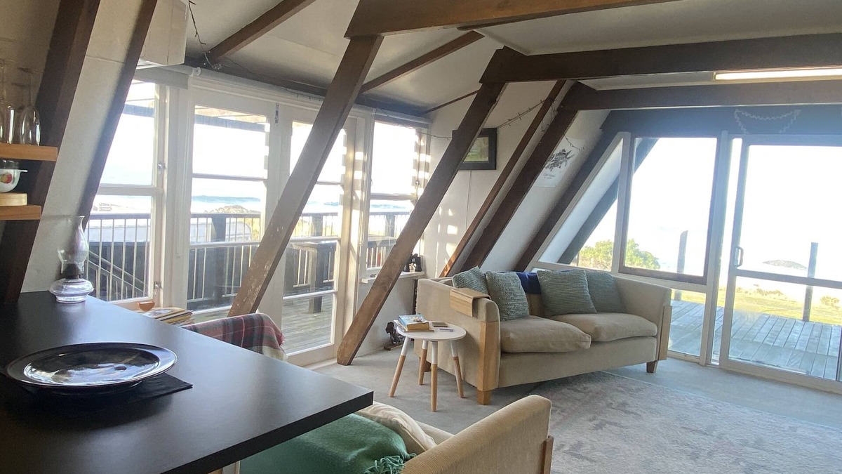 Clutha District House | Come and Relax in our Comfortable Crib With Spectacular sea Views