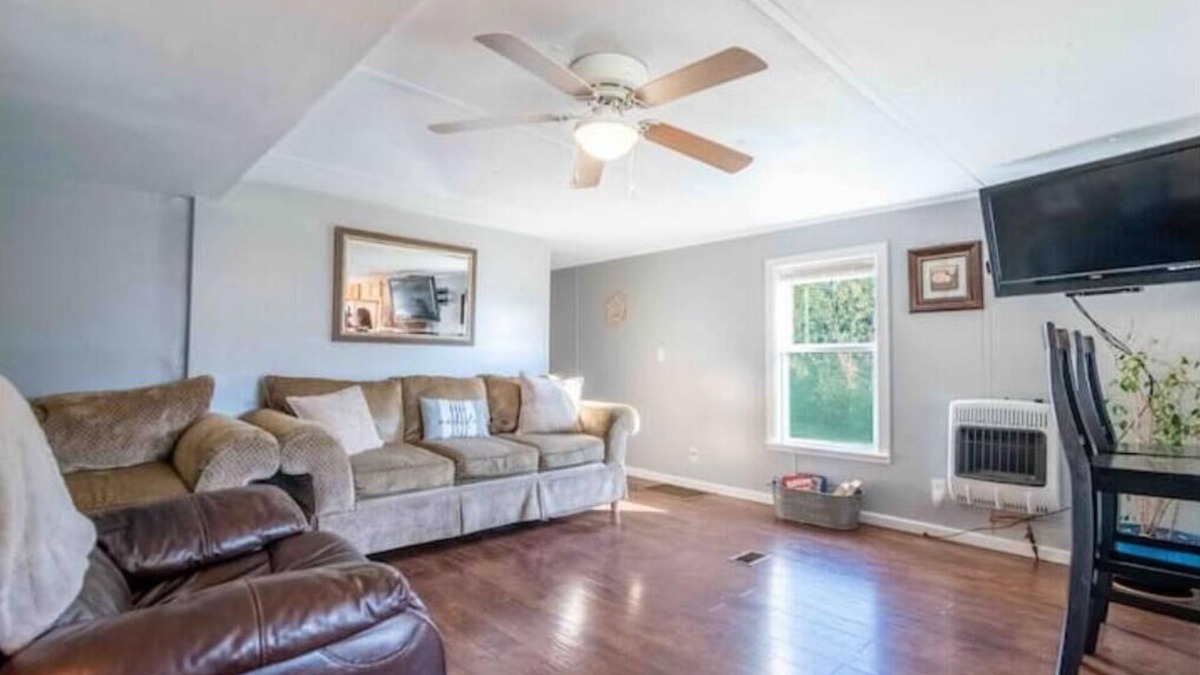 Hartselle House | Come enjoy a stay at Pleasant Lane! Plenty of parking & great surrounding area!