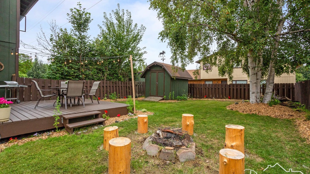 Turnagain House | Come Relax at the Lake Hood Cottage!