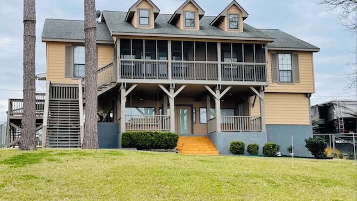 Oakhurst House | Come relax at this beautiful Livingston lake front!