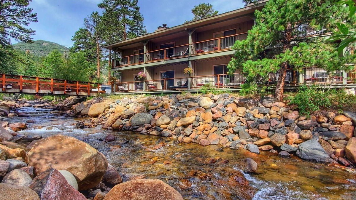 Estes Park Hotel | Come stay at the Mountain Lodge for unbelievable views!