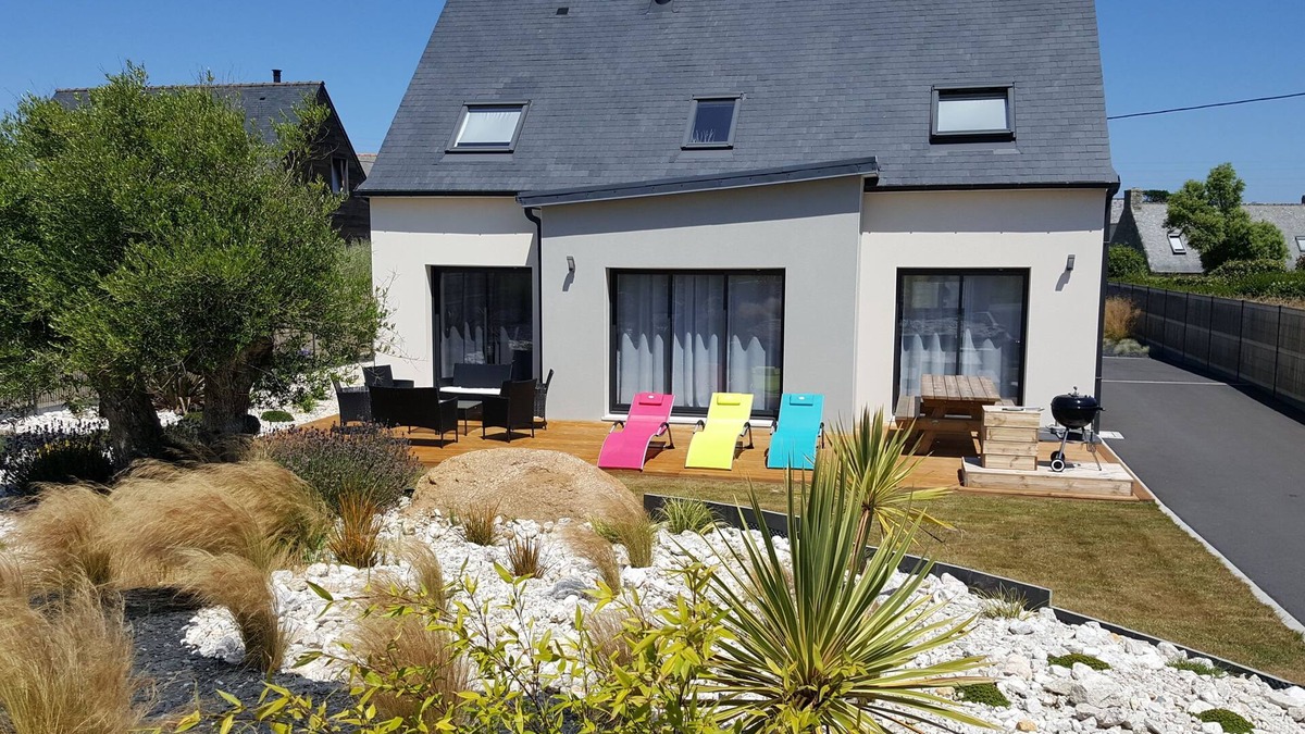 Brignogan-Plage Villa | Comfortable Villa "Le Temps de Vivre" with kayak and paddles 300 m from the beaches