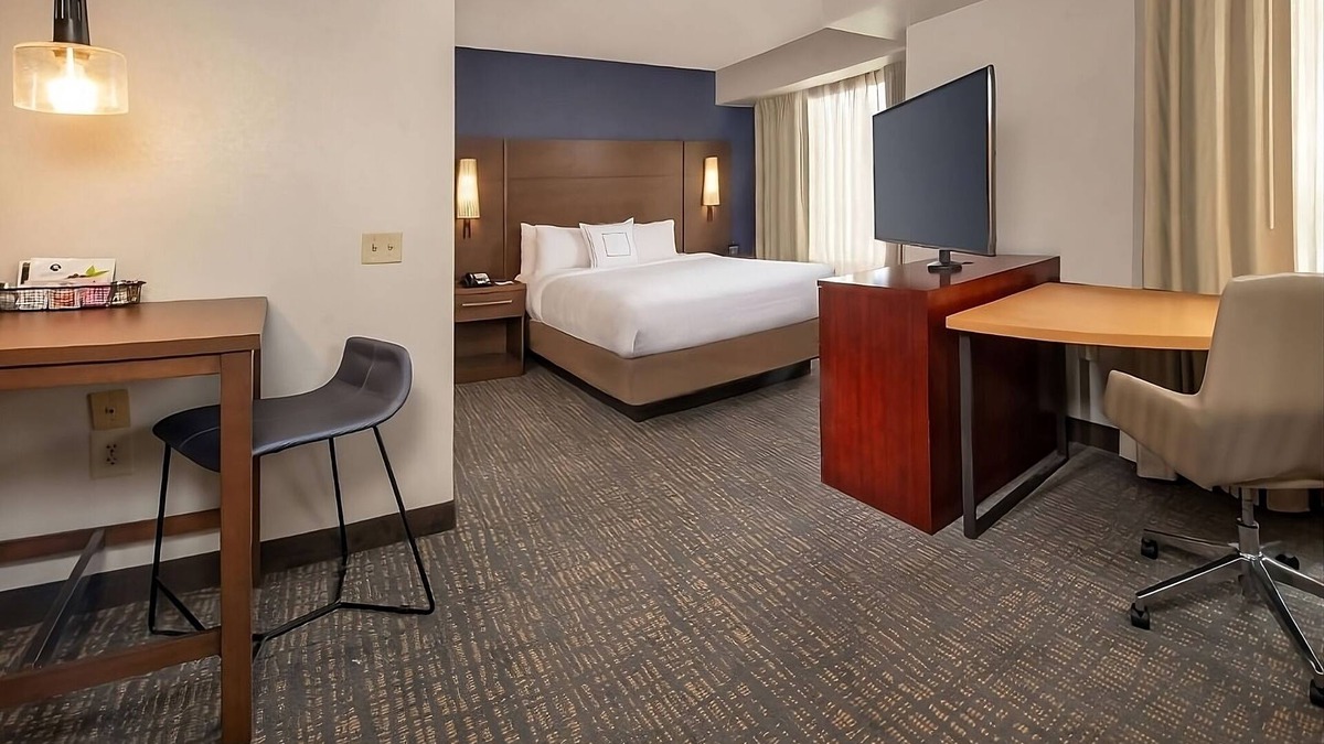Linthicum Heights Hotel | Comfort and Convenience! Pet-friendly Unit with Fully equipped Kitchen!