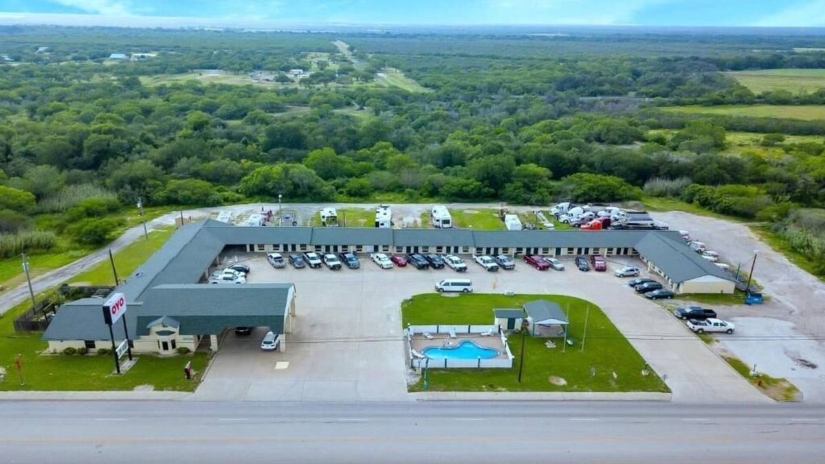 Three Rivers Hotel | Comfort and Convenience! Pet Friendly Stay with Parking & Pool