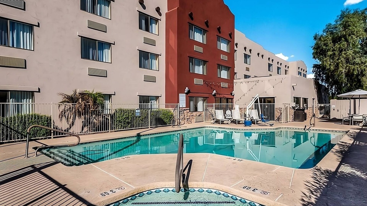 Palm Valley Hotel | Comfort and Convenience in Red Lion Goodyear Phoenix! Pet-friendly, Pool