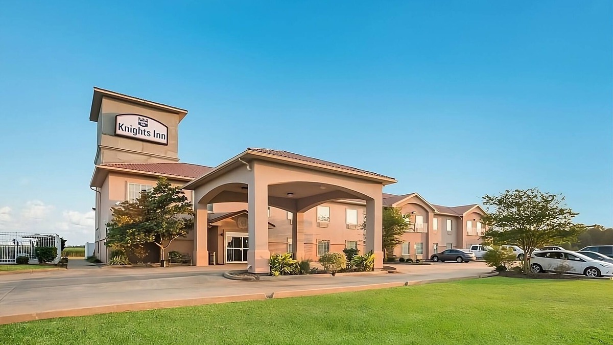 Saint Landry Hotel | Comfort and Convenience at Knights Inn Bunkie! Free Parking, Free Breakfast