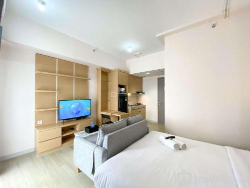 Cikarang Apartment | Comfort and Simply Design Studio at Vasanta Innopark Apartment By Travelio