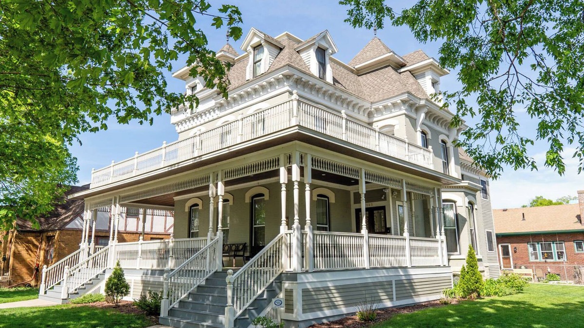 La Crosse House | Comfort & Elegance in a Historic La Crosse, Wisconsin Mansion