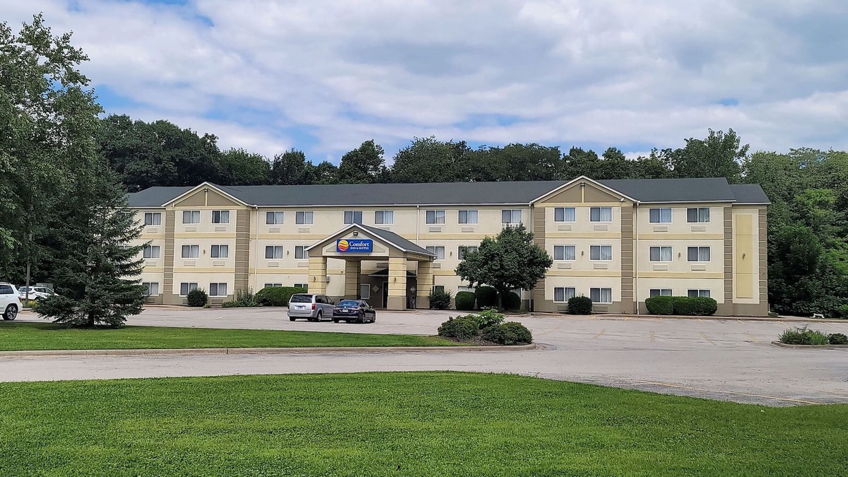Carbon Cliff Hotel | Comfort Inn & Suites East Moline near I-80
