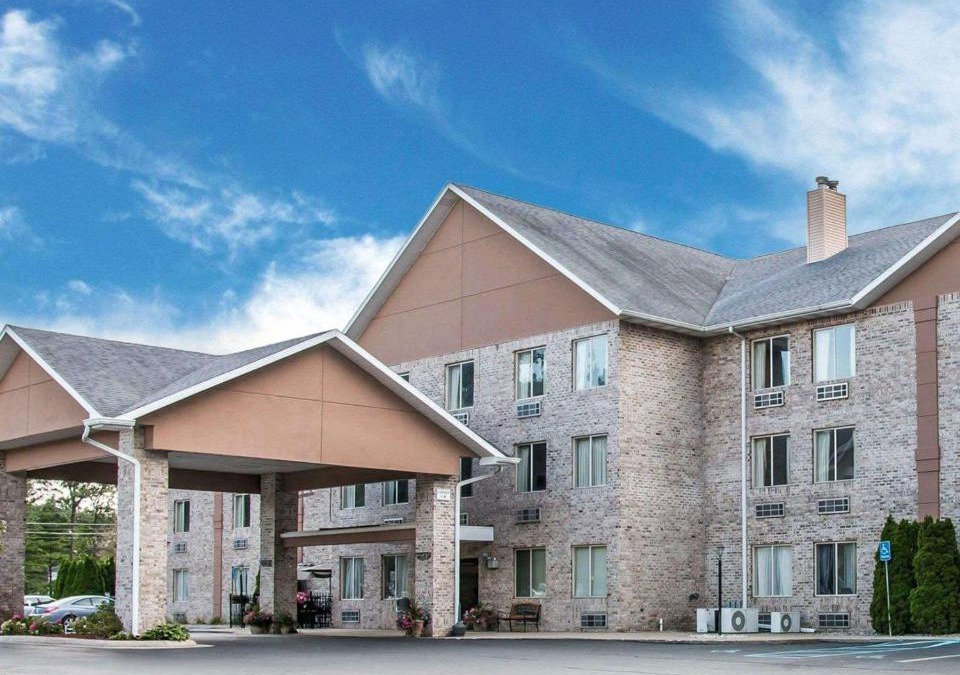 Whitehall Hotel | Comfort Inn Whitehall near Michigan's Adventure