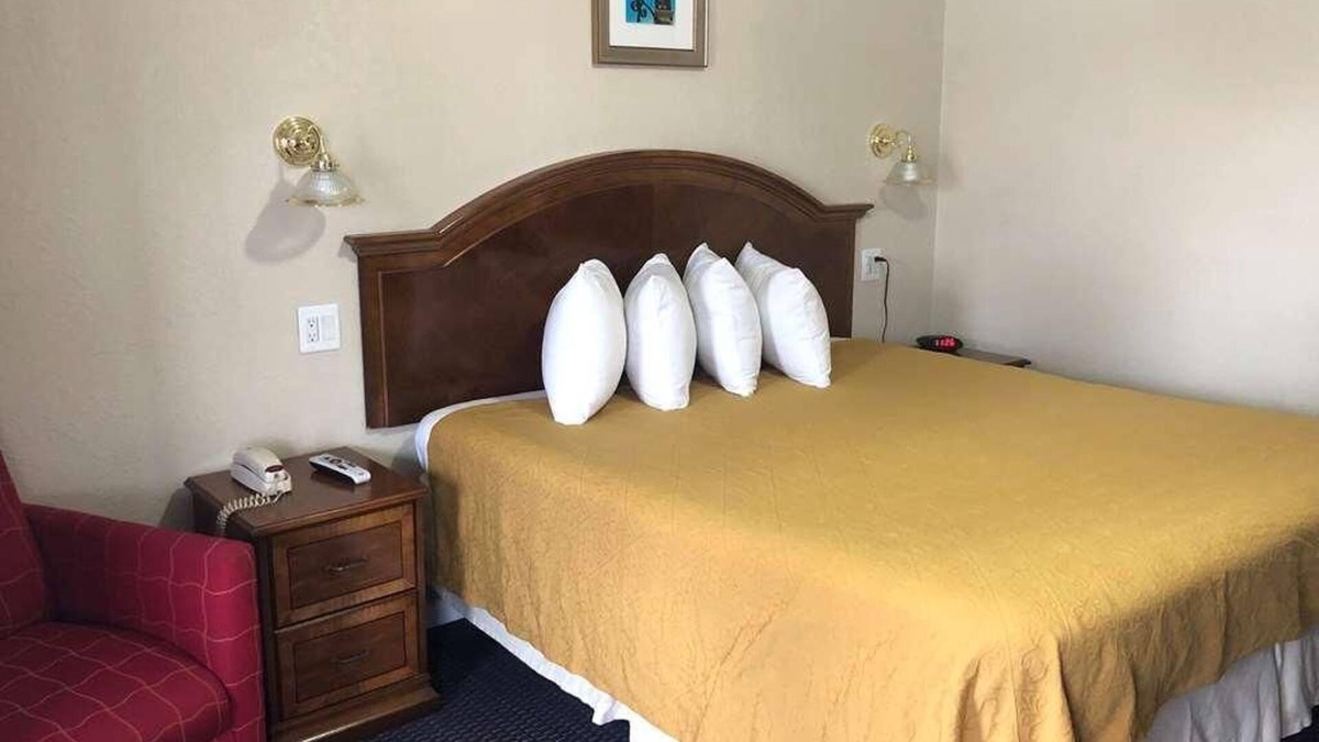 Harrisonville Hotel | Comfort Meets Affordability in Knights Inn Harrisonville! Pet-friendly Property