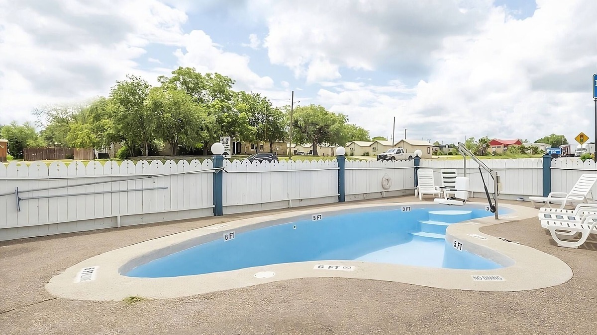 Three Rivers House | Comfort Meets Affordability! 2 Comfortable Units, Parking, Near Tip's Park!