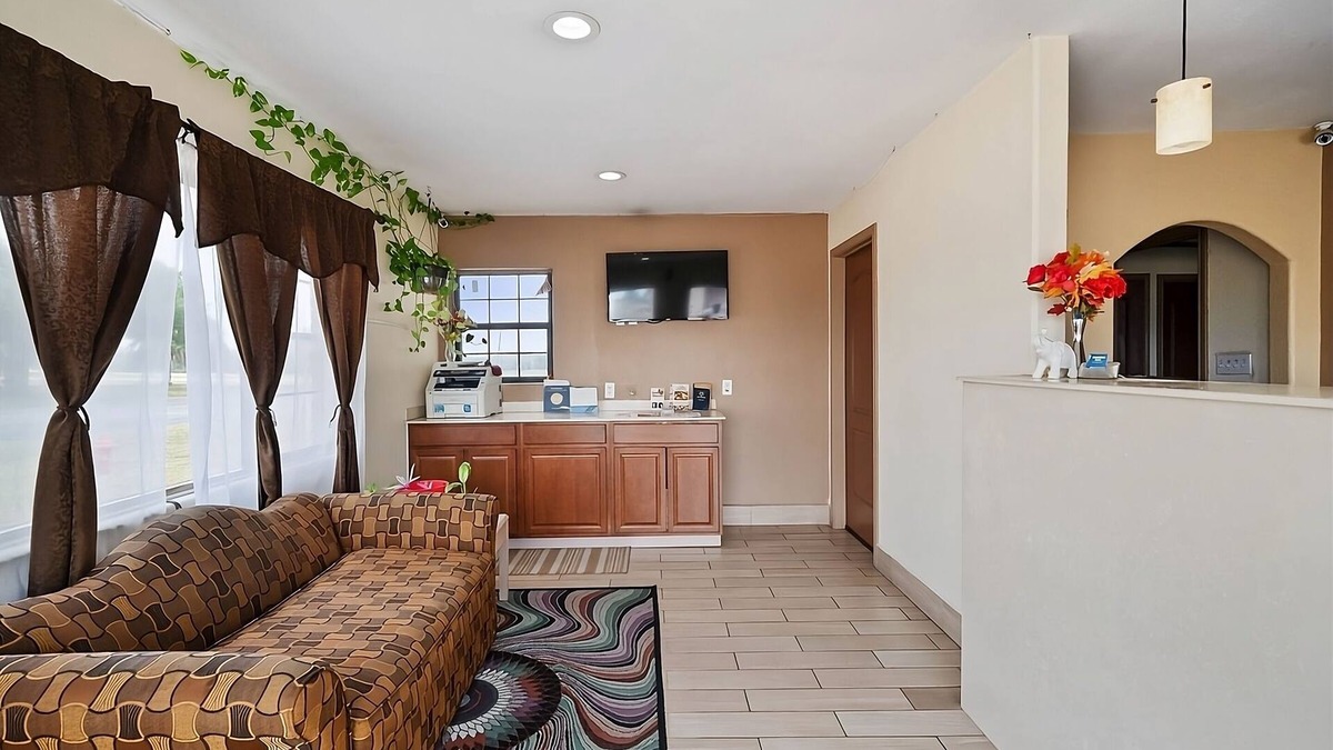 Beeville House | Comfort Meets Affordability! 2 Comfortable Units, Parking, Near Flournoy Park