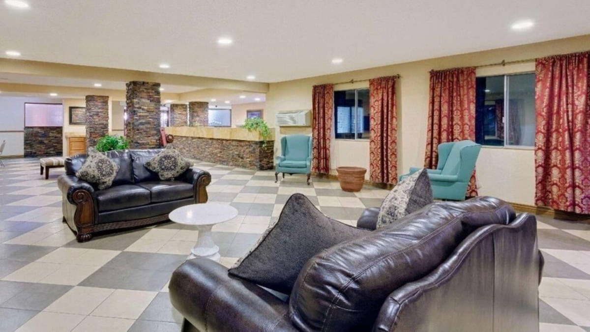 Evanston House | Comfort Meets Affordability in Knights Inn Evanston! Free Parking, Pet-friendly