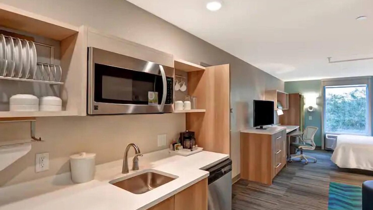 Terrace Park Hotel | Comfort Meets Convenient: Close to Tampa Airport. FREE Breakfast, Pool!