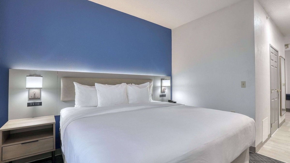 Oak Creek Hotel | Comfort Suites Milwaukee Airport