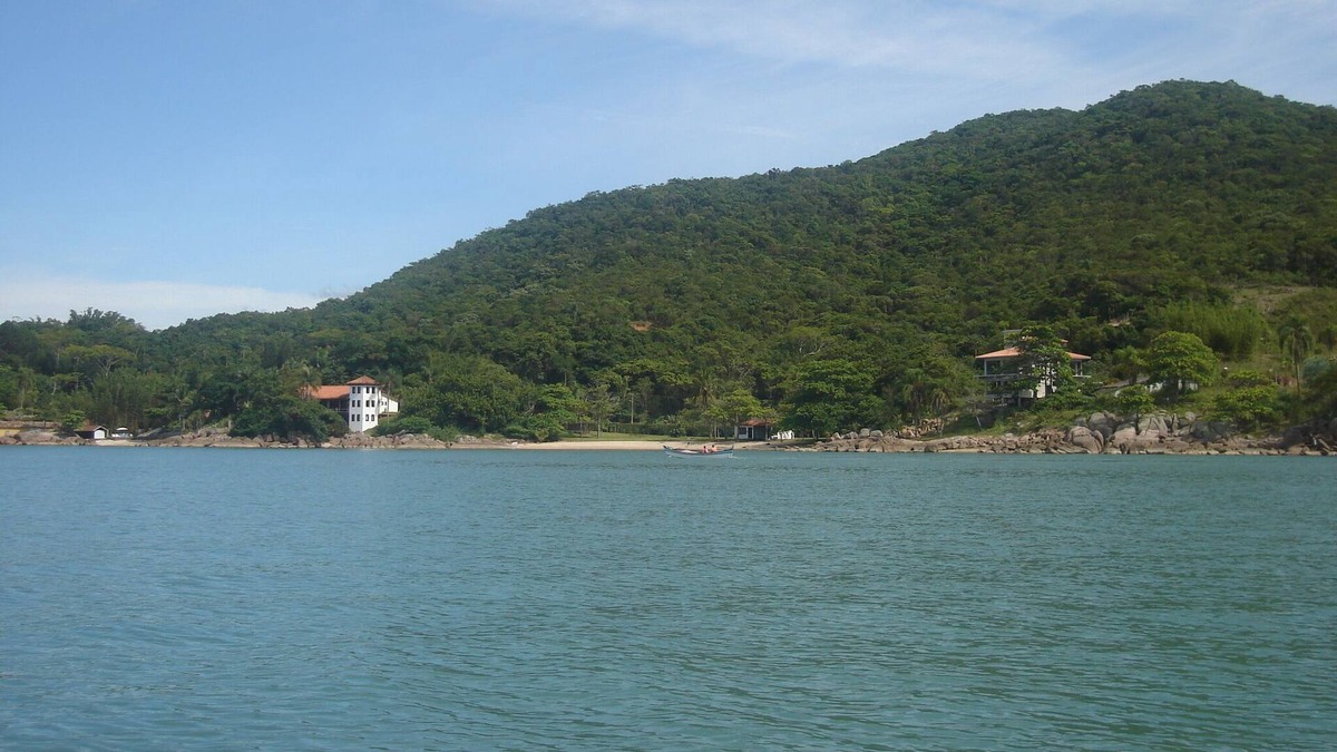 Governador Celso Ramos House | Comfortable beach house and beach overlooking Florianopolis