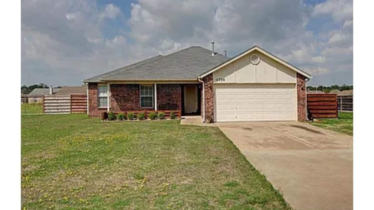 Rogers County House | Comfortable 1/2 acre home for your leisure