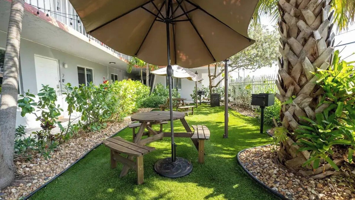 Central Oakland Park Apartment | Comfortable 1-Bedroom Apt near Beaches, Dining & Shops