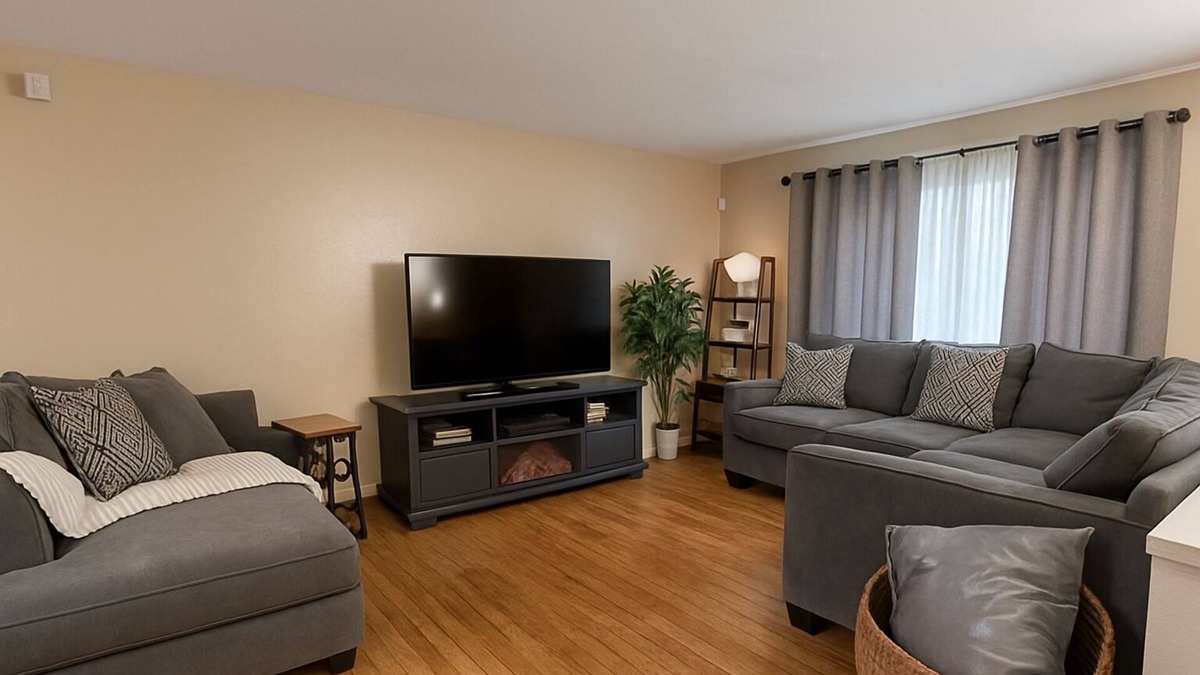North Chicago House | Comfortable 2 bedroom house near Great Lakes Navy Base ideal for families