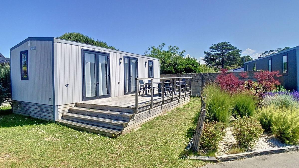 Jullouville-les-Pins House | Comfortable 2-Bedroom Mobile Home, 200m from Beach, Pool, WiFi, Parking