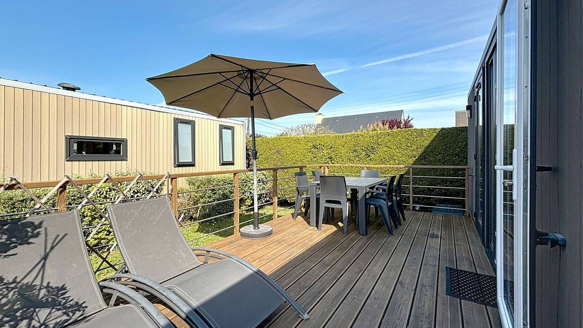 Jullouville-les-Pins House | Comfortable 2-Bedroom Mobile Home with Terrace, Near Beach, Pool & Parking in Jullouville