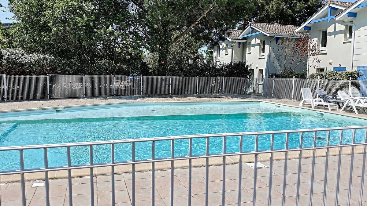 Le Verdon-sur-Mer House | Comfortable 2-bedroom house with terrace close to beaches