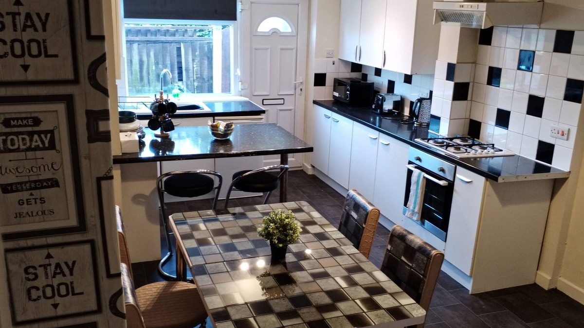 Hucknall House | Comfortable 4-bed House in Hucknall, Nottingham