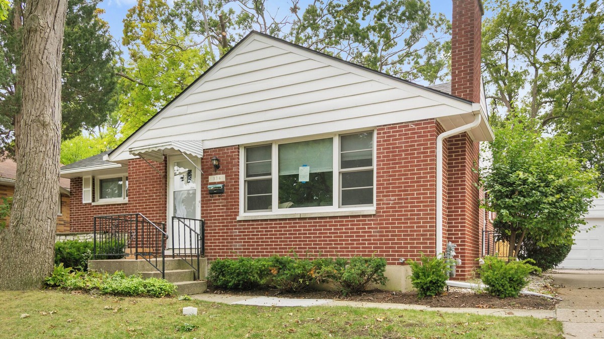 Waukegan House | Comfortable 5 bed Family Home w/Finished Basement and Fenced yard!
