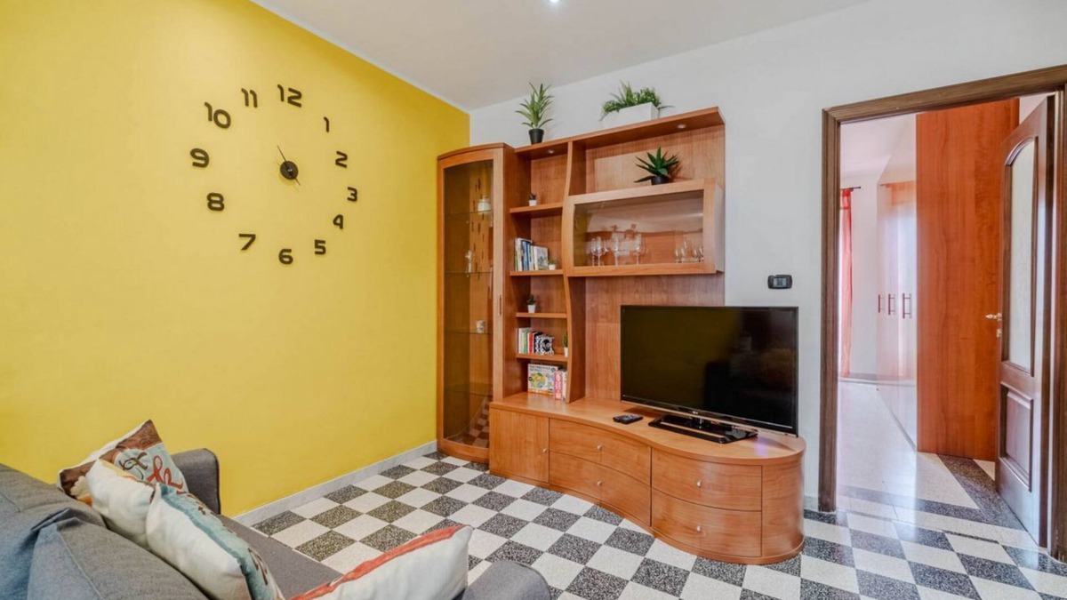 Vanchiglietta Apartment | Comfortable 60 sqm apartment, perfect for a stay of 2 people, located on the third floor of a building without a lift.The property is located in the Vanchiglietta district, in an area full of services and well connected to the center of Turin and its mai