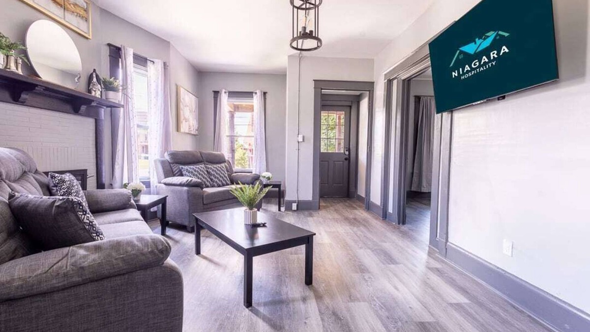 Downtown Niagara Falls House | Comfortable 6BR 2Bath in the heart of Niagara Falls