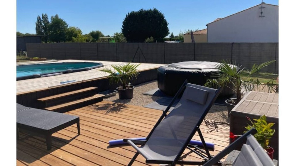 Meursac Apartment | Comfortable accommodation for 6 people