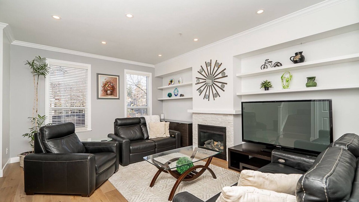 Willoughby House | Comfortable and Fully Equipped 3 BR, Steps Away from Langley Center - A/C