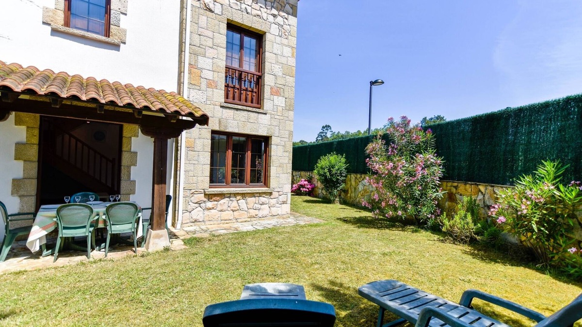 Ribamontan al Monte Cottage | Comfortable and large villa with garden