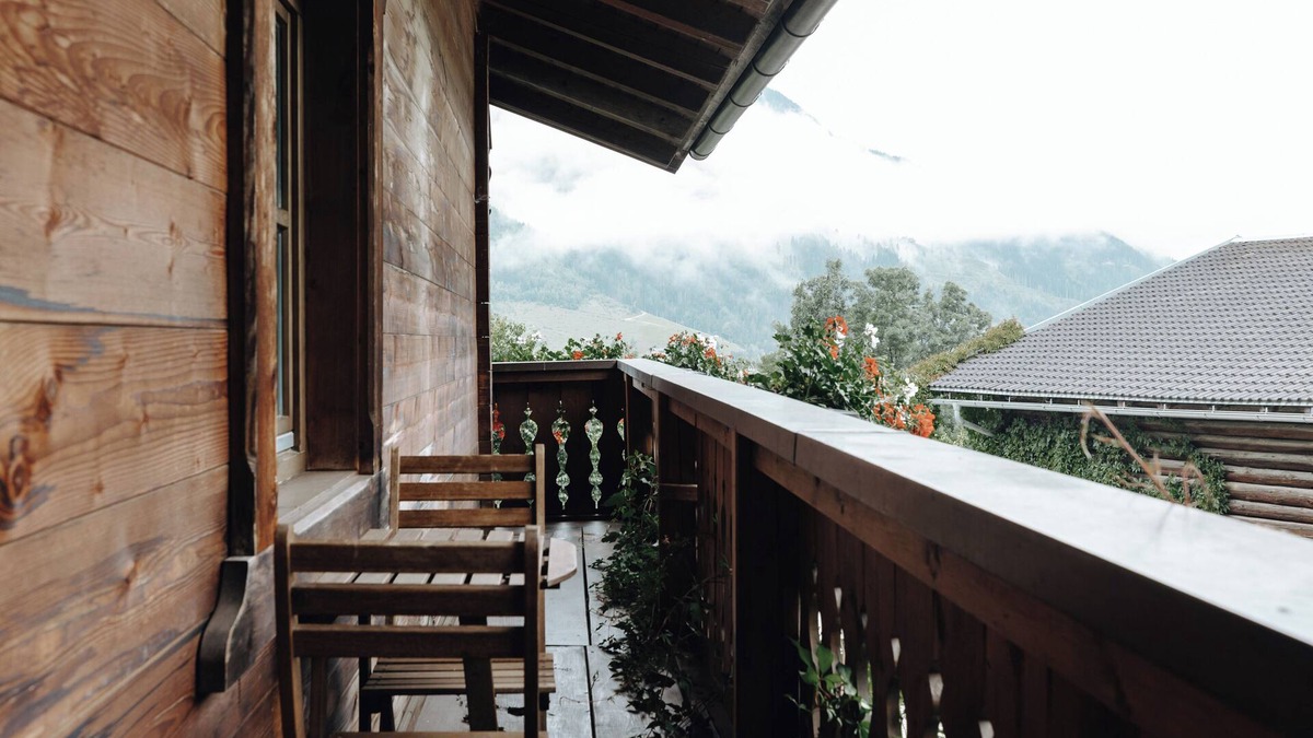 Alpendorf Apartment | Comfortable and lovingly furnished apartment with a sunny balcony.