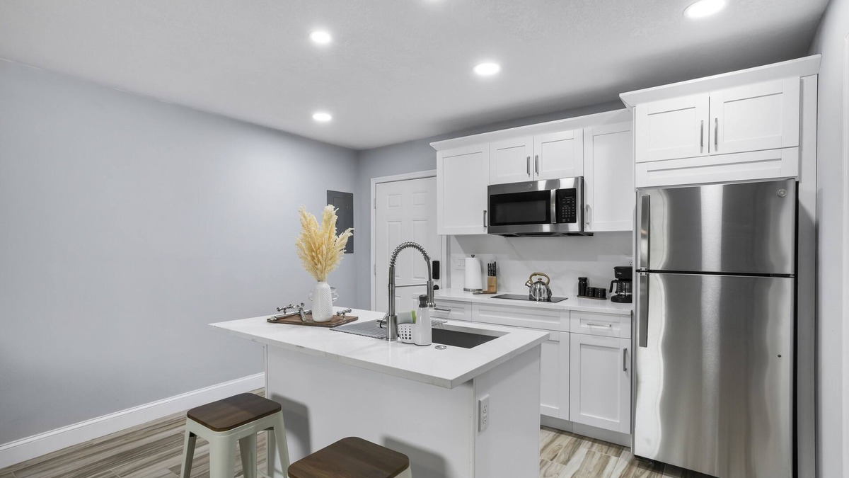 North Forest Hills Villa | COMFORTABLE apartment close to Bush GARDEN, 15min DOWNTOWN TAMPA