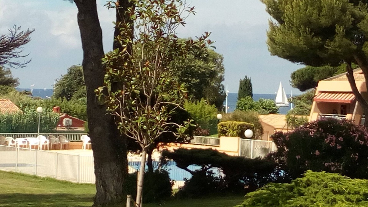 Le Pradet Apartment | Comfortable apartment, beach, pool, tennis, sailing, sea view, golf, diving