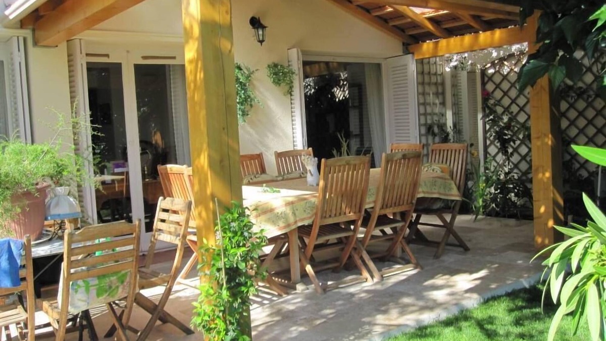 Hyeres City Centre Apartment | Comfortable apartment/villa on the ground floor of a 2-storey house