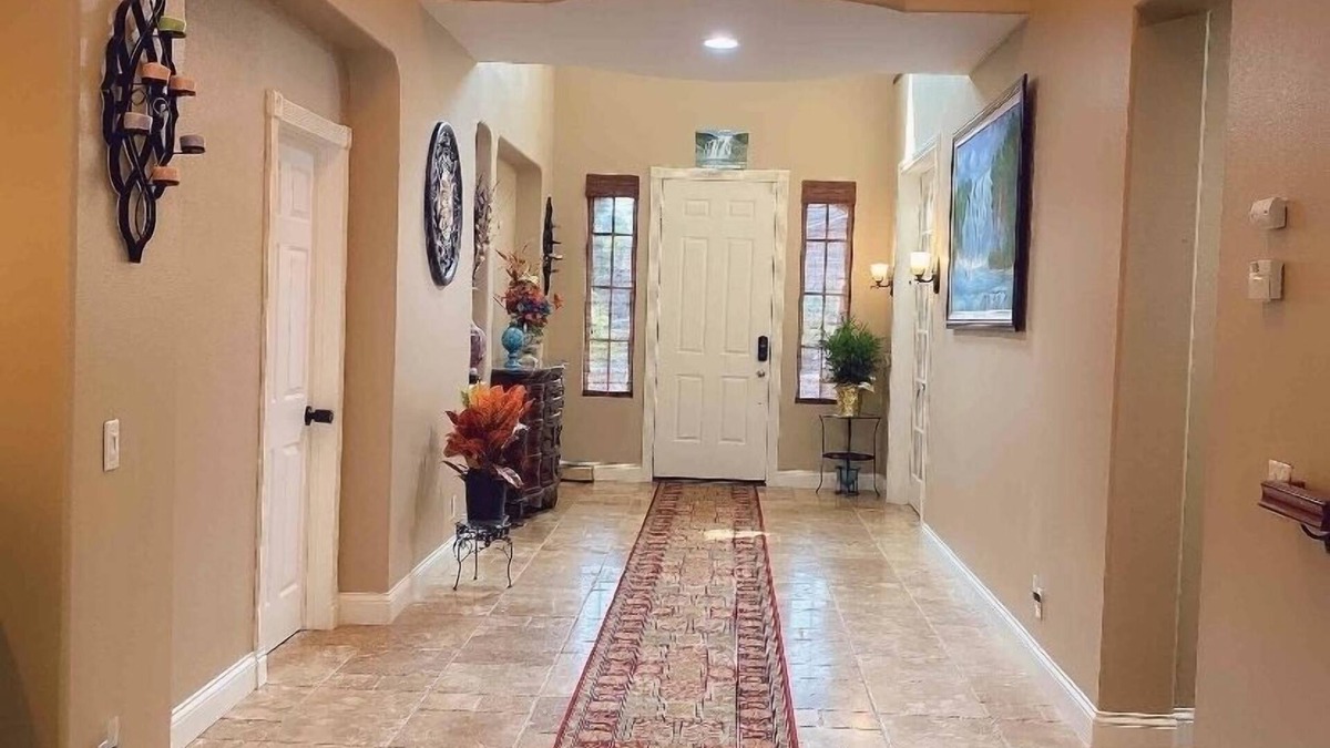 Eastvale House | Comfortable Avon on the first floor with private bathroom and office area + TV