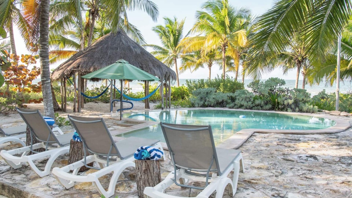 Sinanche House | Comfortable beds & a hot meal await you. Beach front. LasTunas - Telchac Pto.
