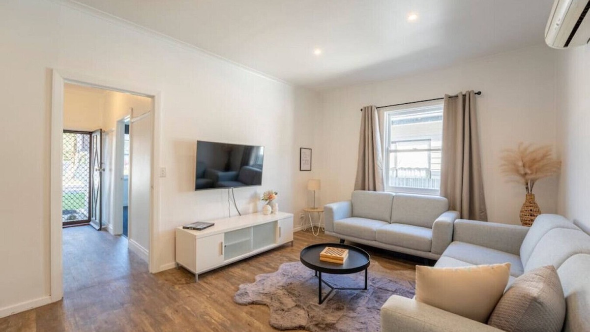 Ballarat East Apartment | Comfortable Black Hill Cottage