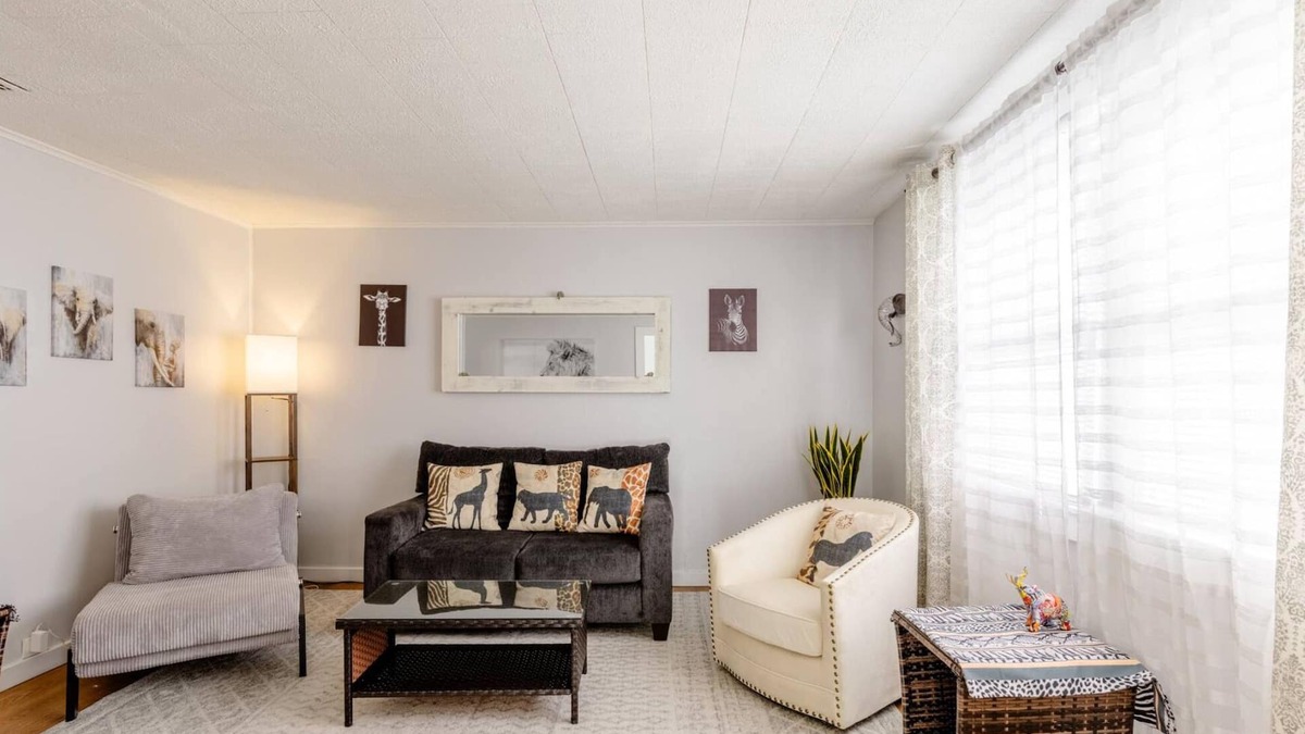 Auburn House | Comfortable, Central Auburn Stay – Ideal for Families, Standard crib sleeps 6