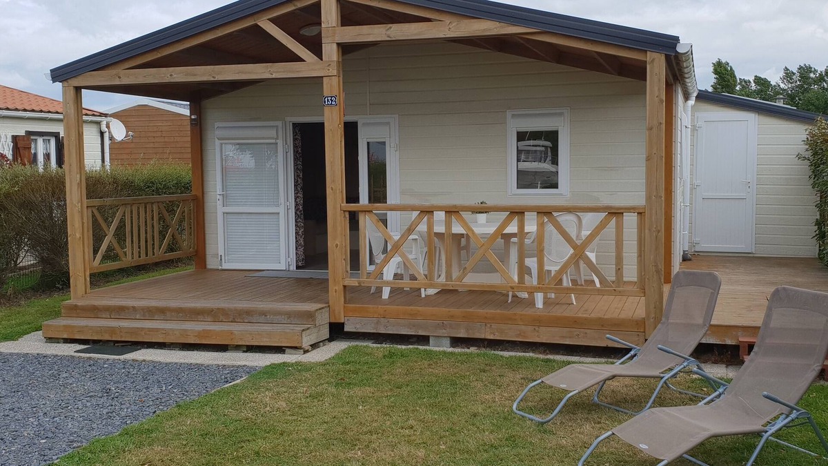 Grandcamp-Maisy Ski Chalet | Comfortable chalet near the sea
